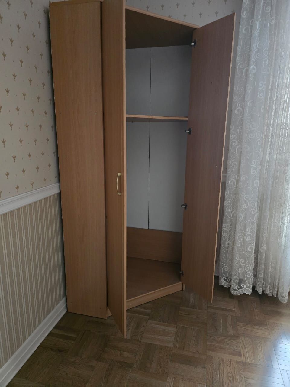 Продам угловой шифоньер и 2-х стальную кровать, б/у в  хорошем состоян