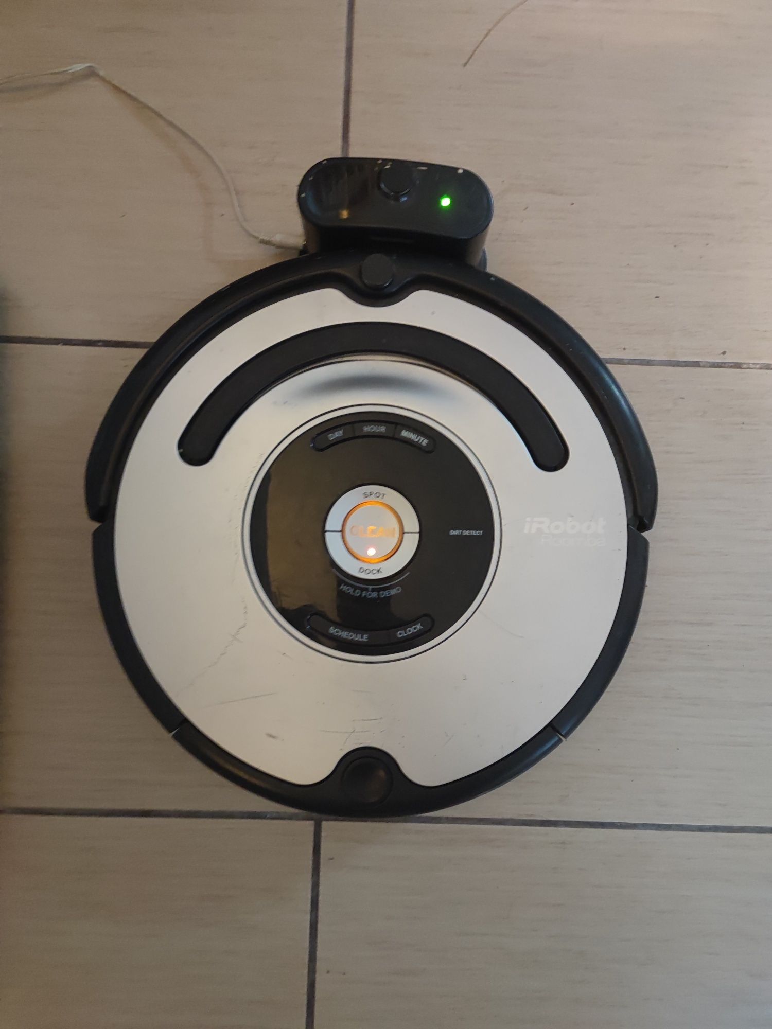 iRobot Roomba cu acumulator probabil defect fara dock si incarcator