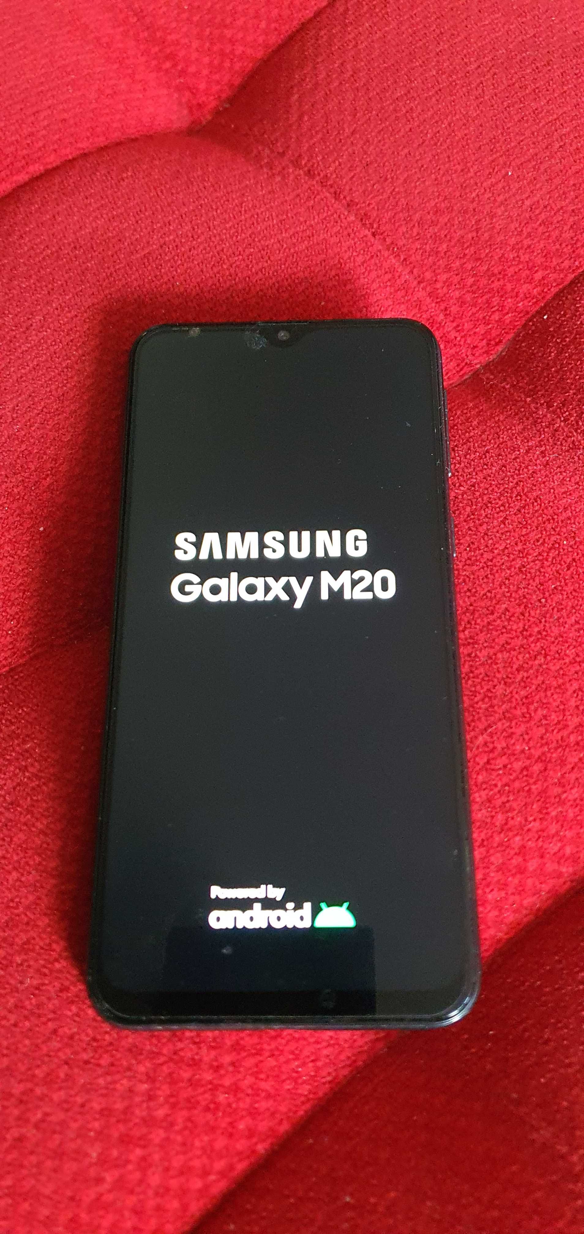 SAMSUNG M20 la cutie -cu mic defect