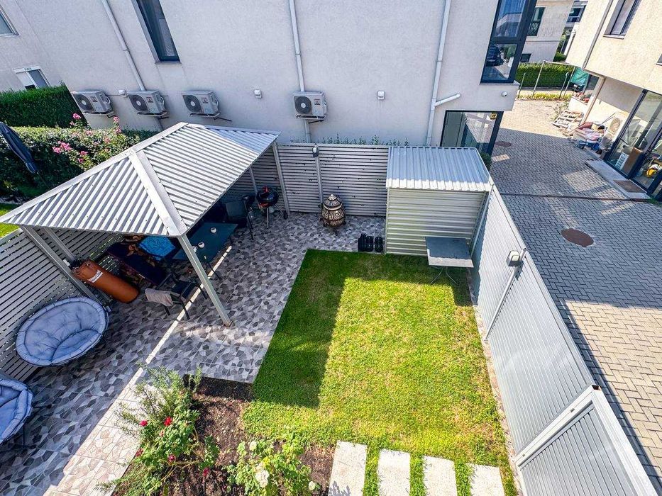 Триетажна модерна къща с двор в Сарафово, Бургас