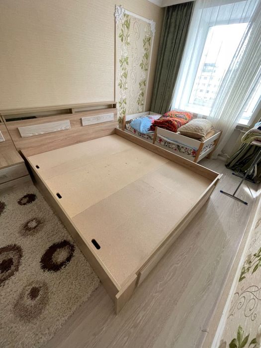 Продам спальный кровать с тумбочкой