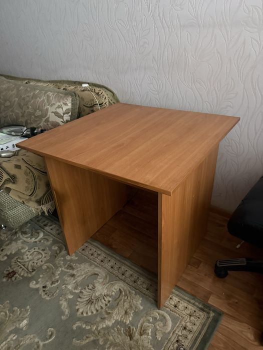 Стол обеденный квадратный