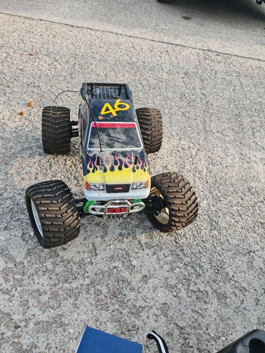 Vând masinuta pe benzina 4x4