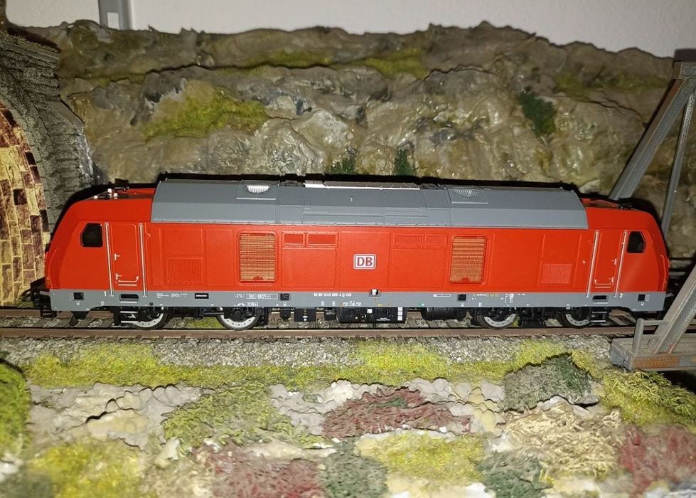 Locomotiva diesel piko BR245 cu sunet 

Lumini led alb/roșu in funcție