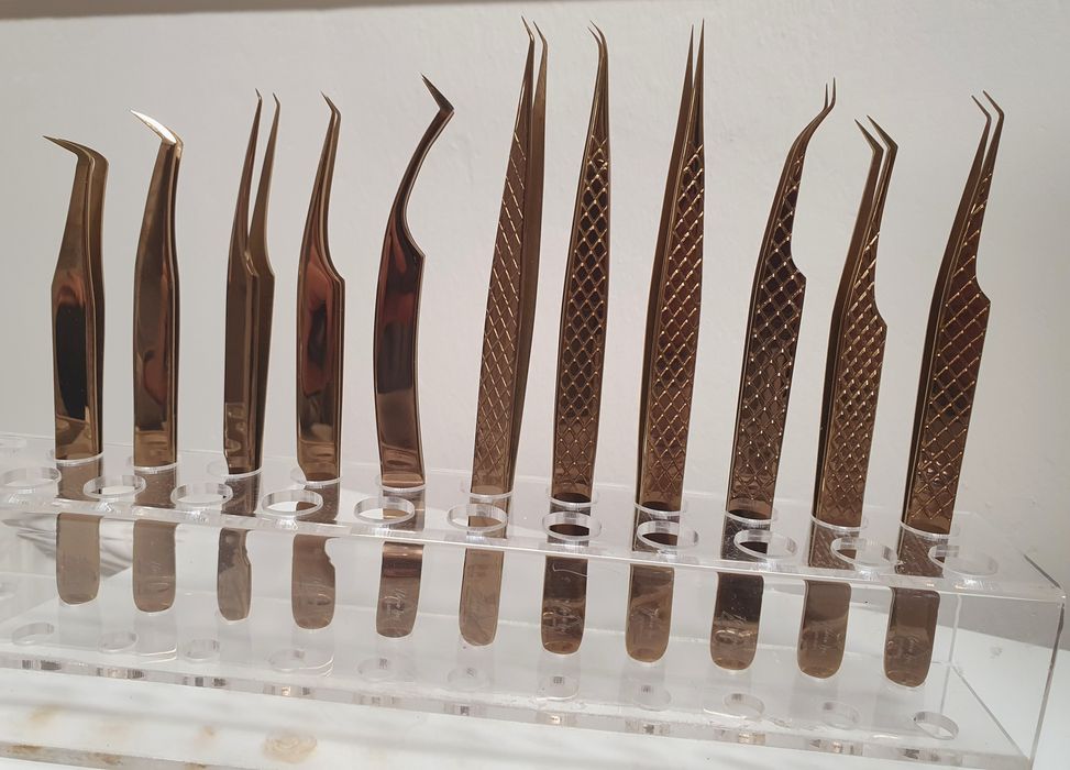 Pensete tehnicienii extensiilor de gene