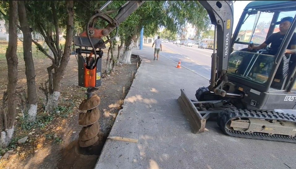 Executăm săpături.Miniexcavator de închiriat,burghiu,foreză