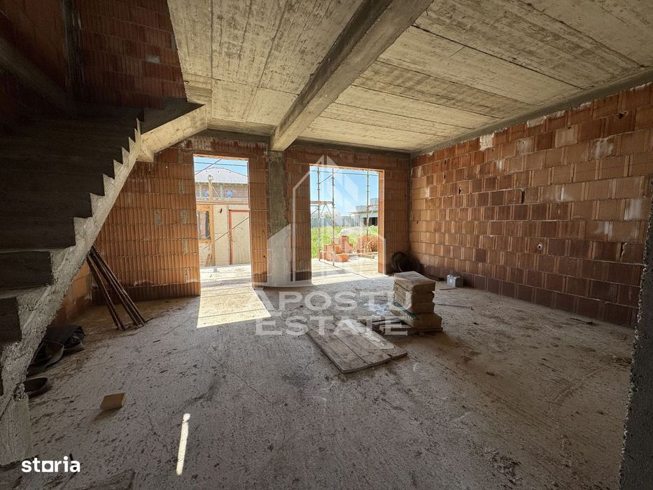 Case insiruite cu 3 camere, bucatarie inchisa, toate utilitatile.