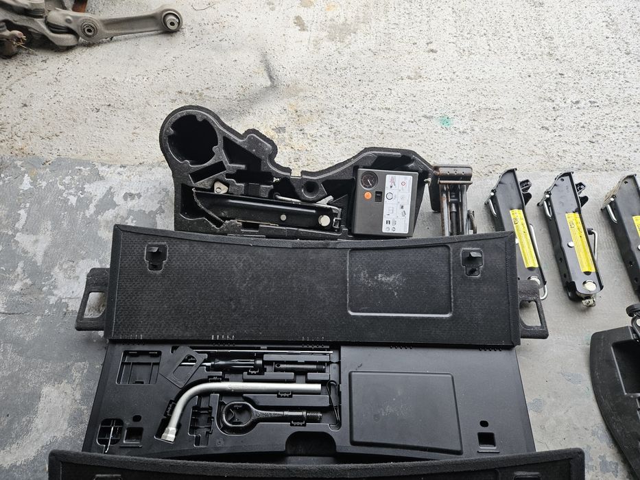 Cric ,cheie,carlig remorcare gama wag ,mercedes, audi,opel
