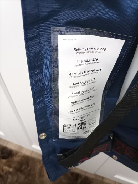 Vînd vesta de salvare