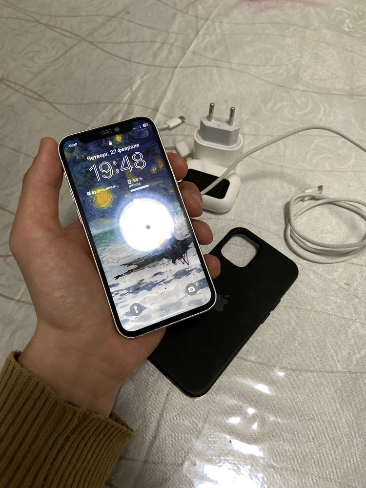 Iphone 12 white.