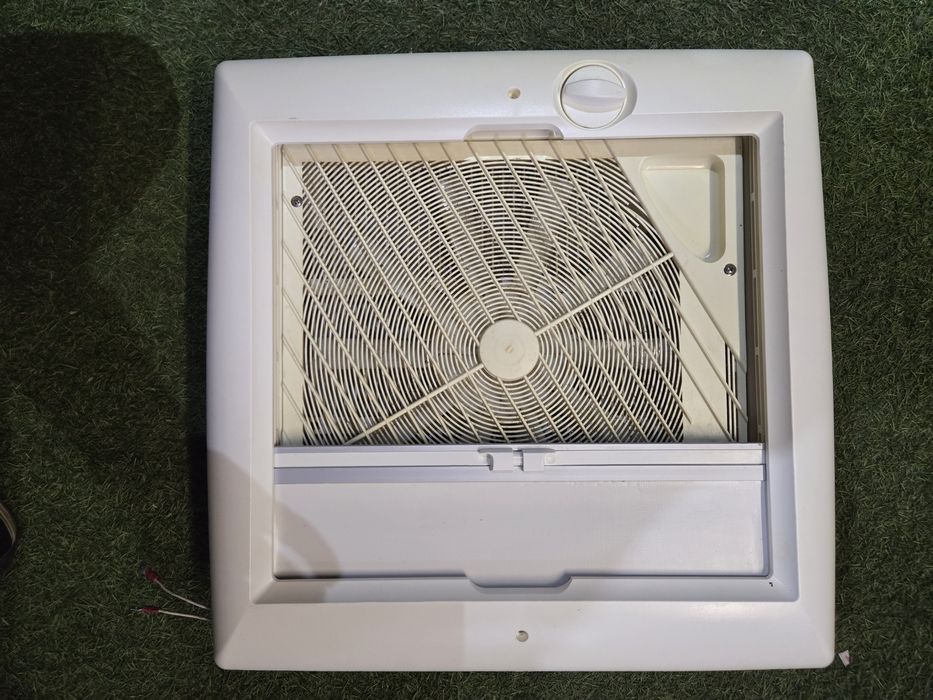 Trapa de acoperiș cu ventilator  40x40 alb