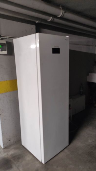 Vând congelator Sharp vertical 280 l