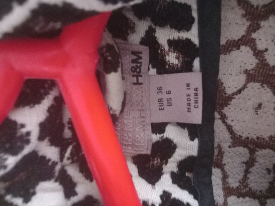 Vând palton HM animal print