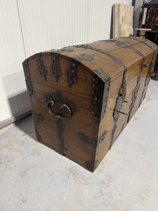 Lada de zestre baroc, din lemn masiv, cu elemente din fier