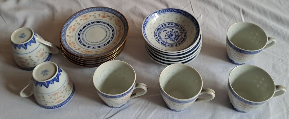 Set 12 farfuri cu set 6 cani de servit cafeaua