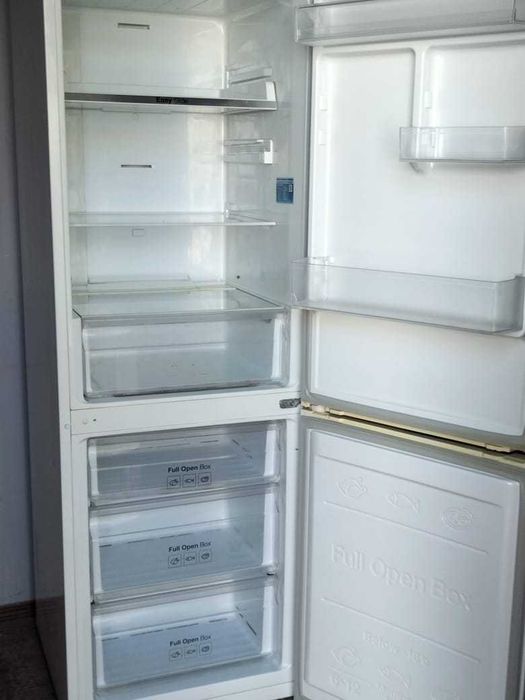 Продам холодильник  отлично работает  и охлаждает есть доставка