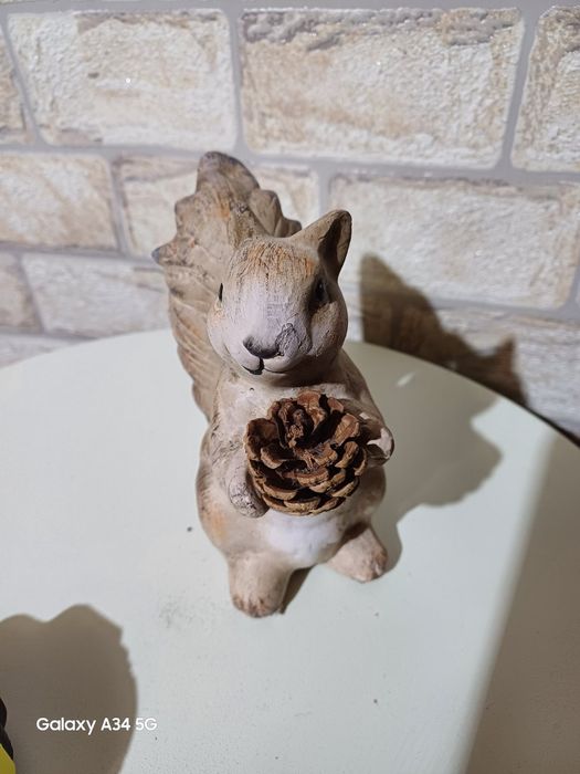 Фигурка на катеричка с шишарка
