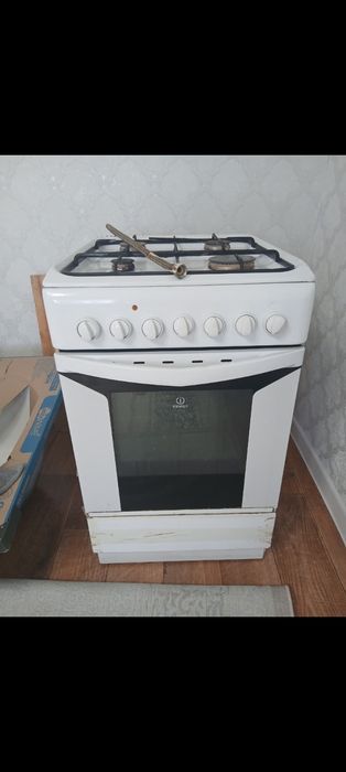 Продам газ плиту.