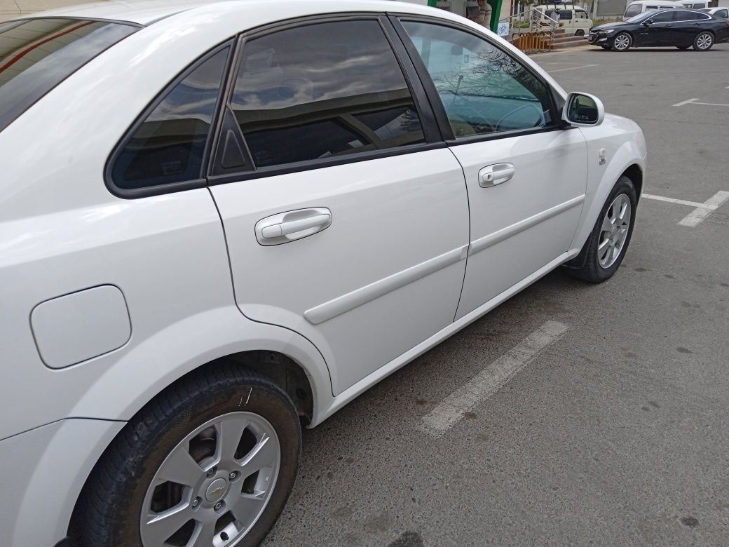 Lacetti 1.6 sotiladi