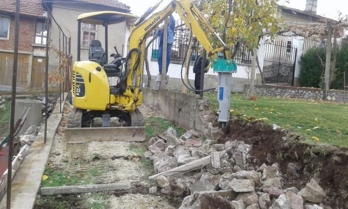 Услуги с ,мини багери ,комб.багер, Валяк, Мини челен товарач и Самос