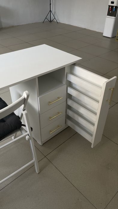 Продаю маникюрный стол