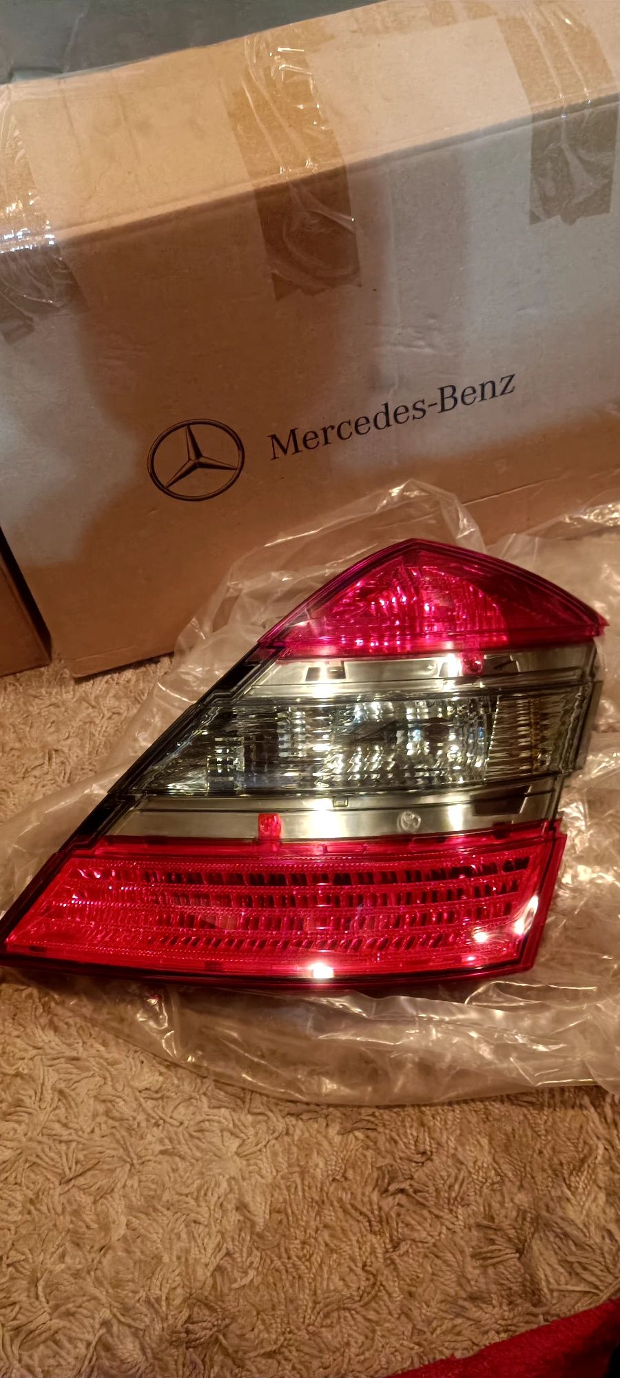 Новый оригинальный правый фонарь на Mercedes W221 светлый и тёмный.