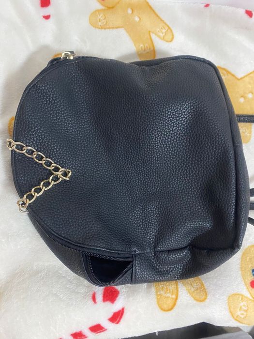 Rucsac negru cu accesorii aurii