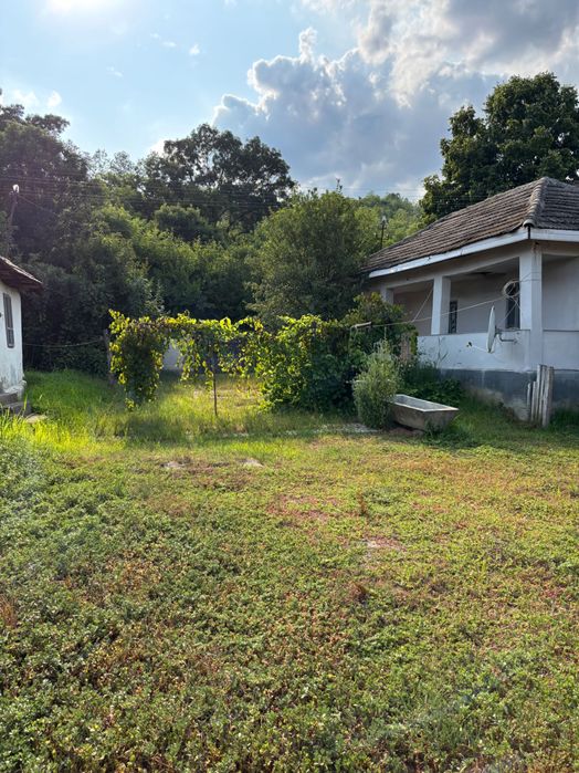 Casă bătrânească + teren de vanzare