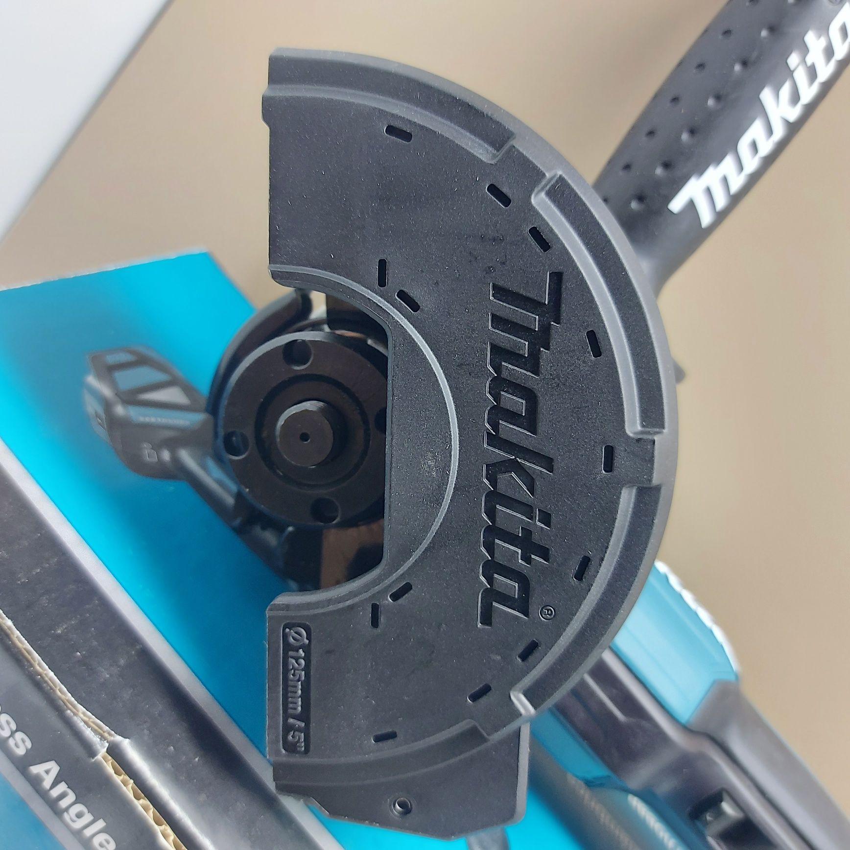 Топ модел безчетков ъглошлайф Makita DGA517Z
