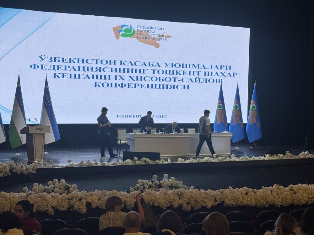 Стол Призумни, Стул кресло, Настолни микрафон Лед екран..
