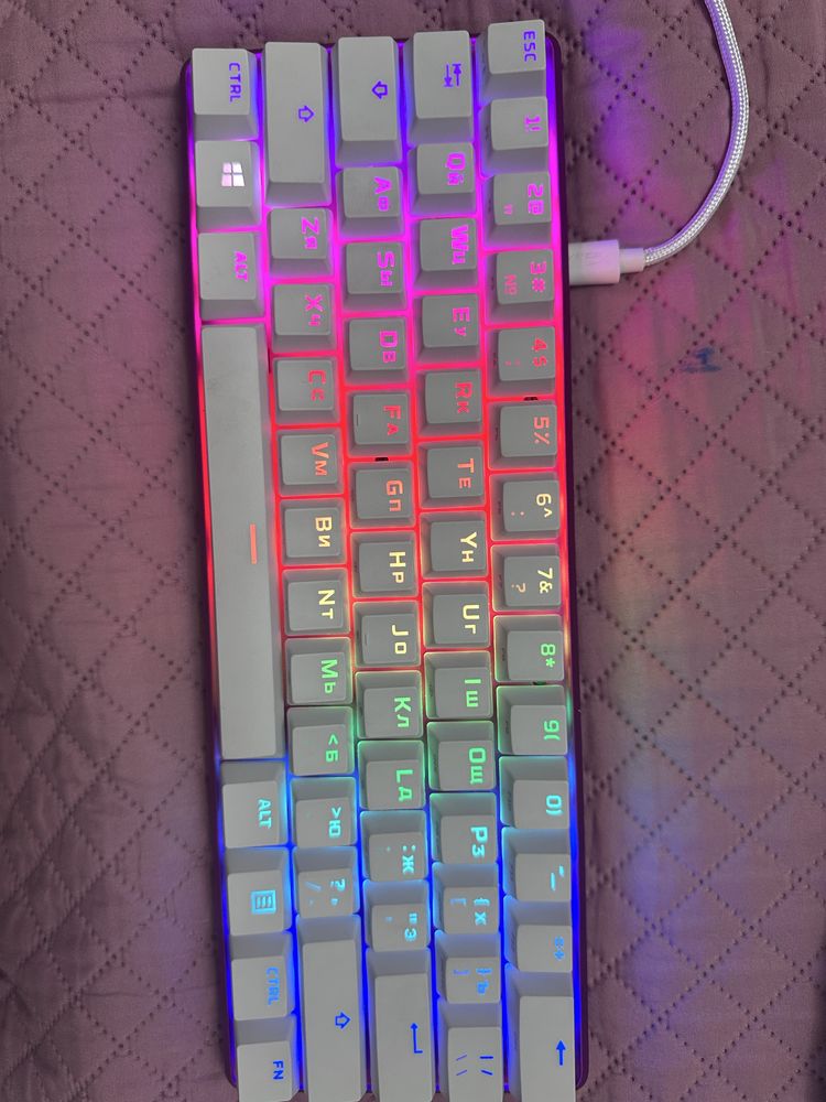 Продам новую игровую клавиатуру hyperx Alloy origins 60 pink