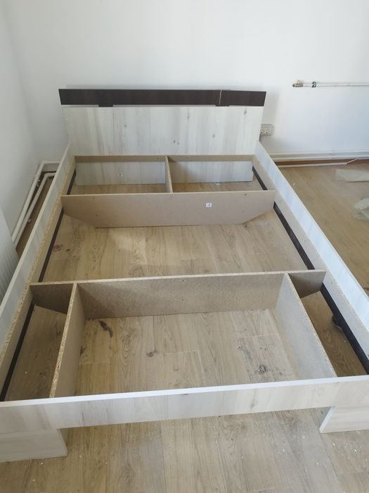 Vând pat cu saltea și sertar aproape nou