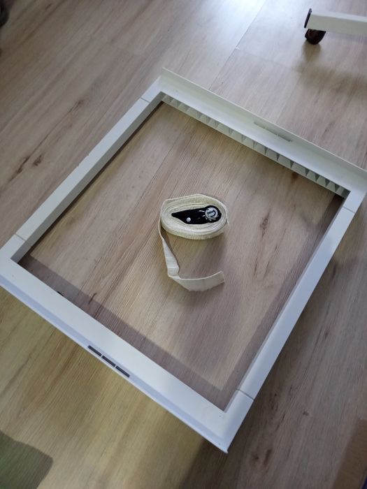 Соеденительный элемент между стиральной и сушильной машиной.