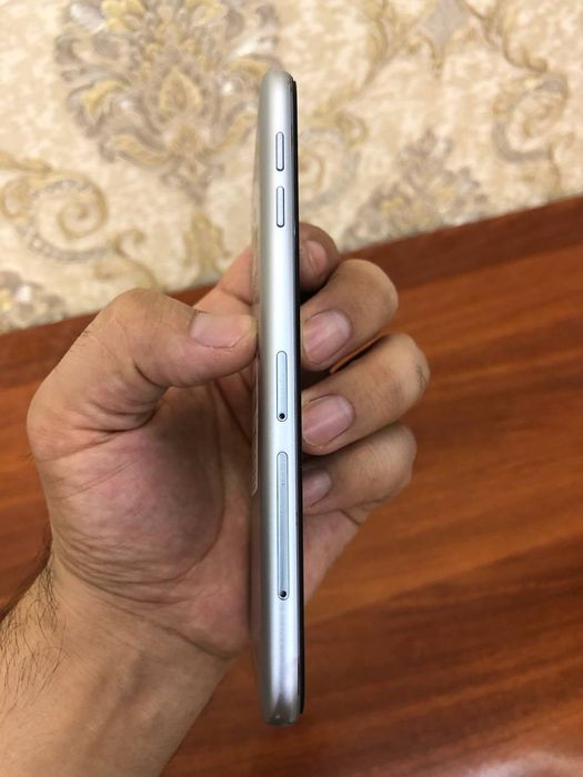 J7 karobkasi bilan .