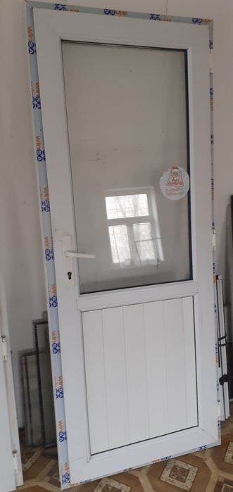 Продам пластиковых Дверь высота 201  ширина 81    хорошем состояние пр