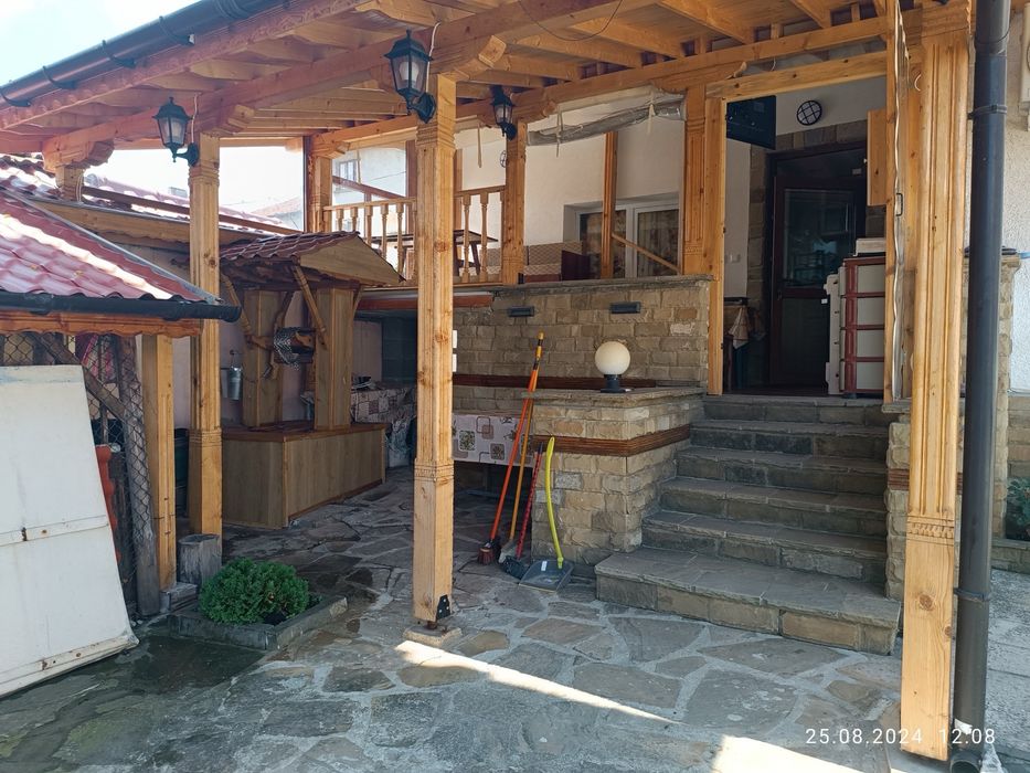 Продавам къща, Вила