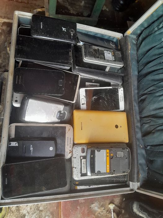 Vând lot de mobile defecte .