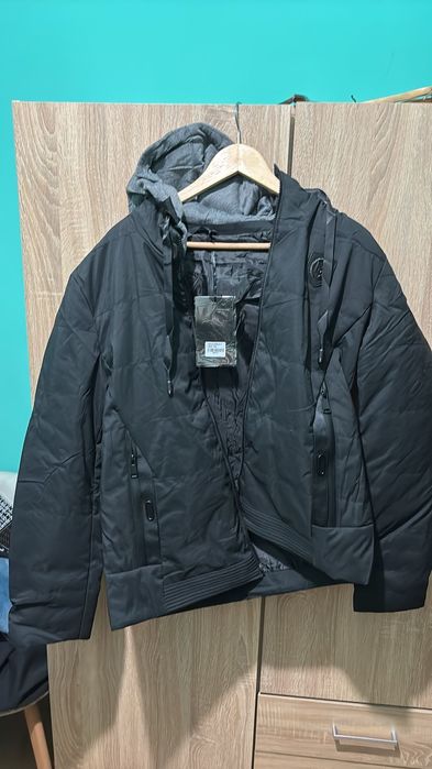 Продавам чисто ново мъжко зимно яке.