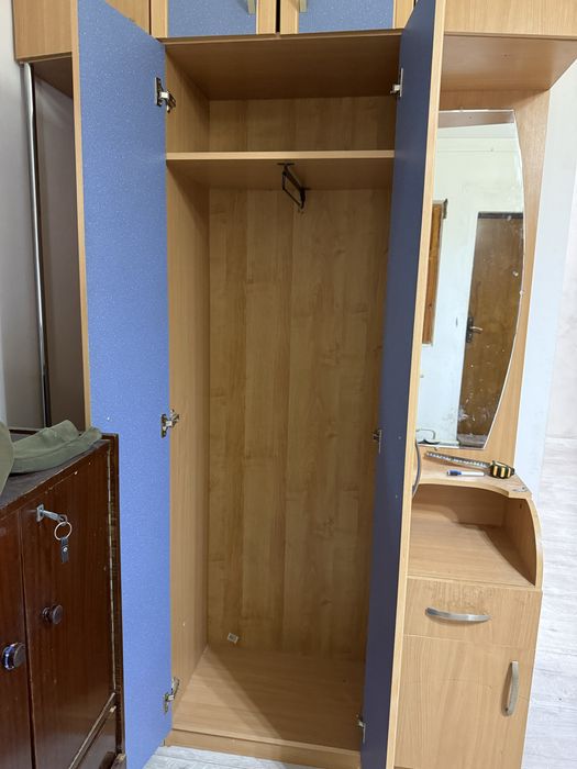 Продается шкаф в прихожую