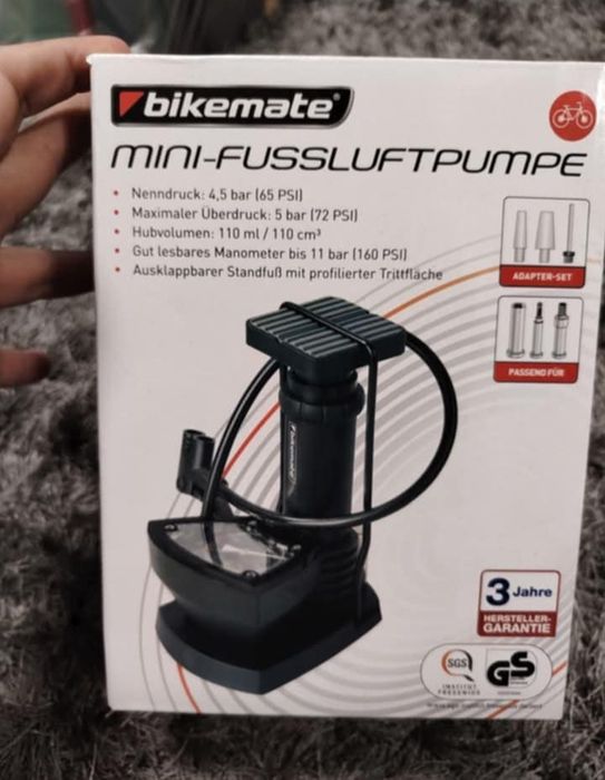 Pompa bicicleta și mingi