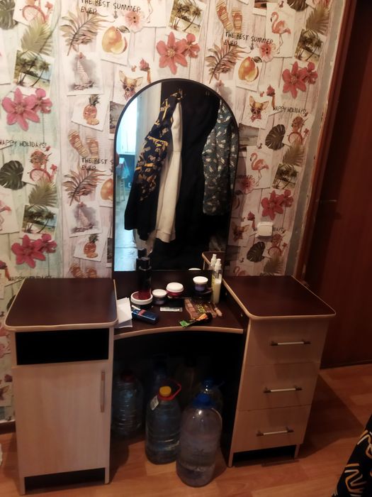 Продам дамский столик