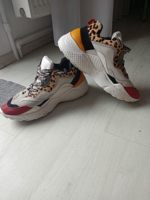 Vând pantofi sport dama, produs de calitate superioara mărimea 39.