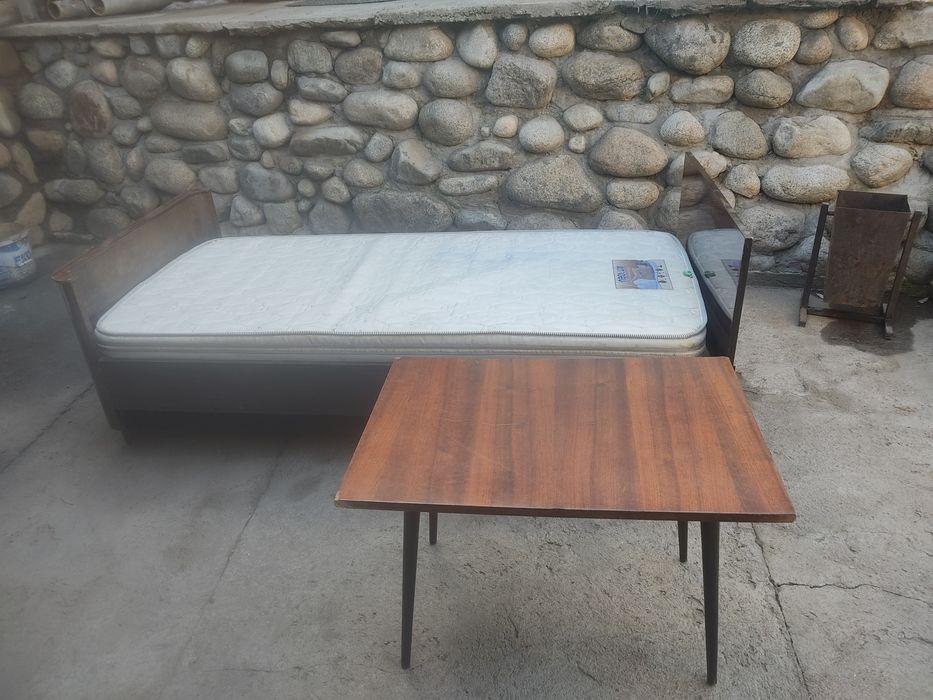 Продам кровать и столик.