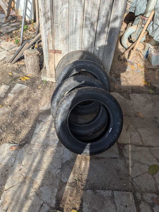 Продавам 4 броя гуми в много добро състояние.