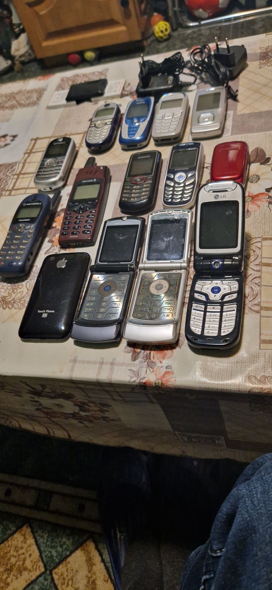 Телефони за части