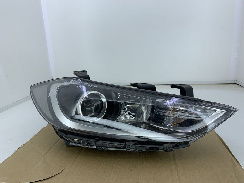 Dezmembrez Far dreapta de pe Hyundai Elantra 2015-2020