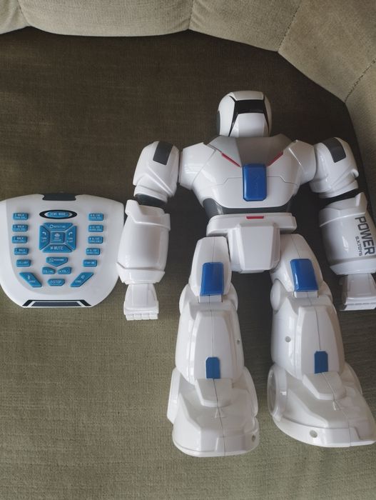 Robot inteligent cu telecomandă-jucărie educativă