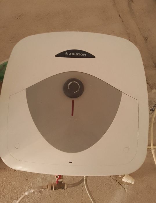 Boiler electric Ariston de 30 litri , in stare bună de funcționare.