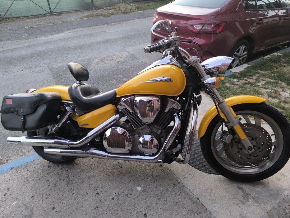 Honda VTX 1300 C 2008 yellow edition