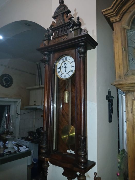 Pendula de perete cu secundar cu o greutate